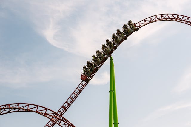 Înălțimi înspăimântătoare: Roller-coasterele adrenalinei