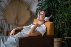 Cum să te bucuri de muzică la un alt nivel: Descoperă trucuri pentru a asculta muzică mai intens și a aprecia mai mult detaliile artistice.