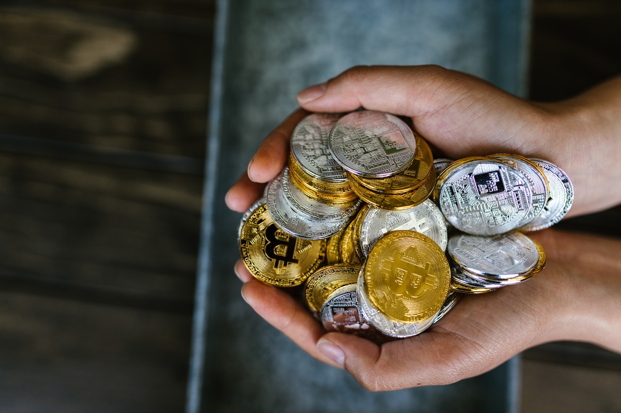 Cum să-ți creezi propria monedă crypto și să o lansezi pe piață