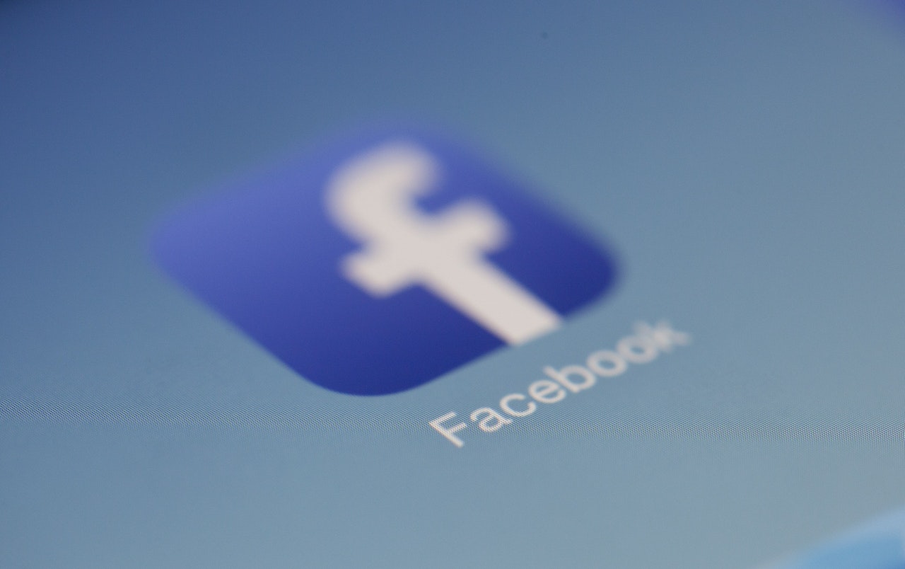 Facebook devine noul Hi5