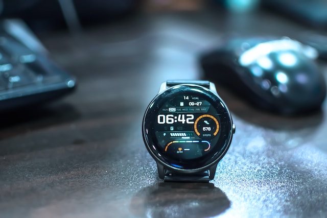 Cum să îți personalizezi smartwatch-ul cu cadrane, curele sau alte accesorii