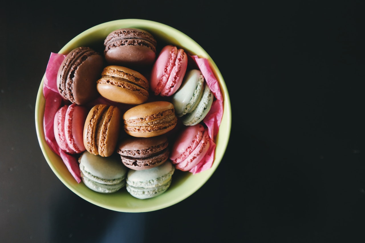 Rețete de macaroons franțuzești colorați și delicați