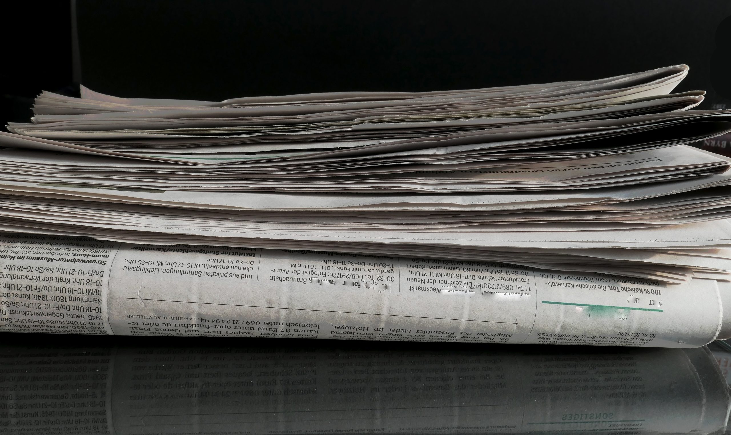 cum verifici informațiile din presa locală