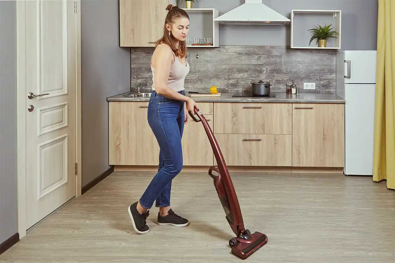 Aspirator modern în acțiune, curățenie perfectă pe toate suprafețele