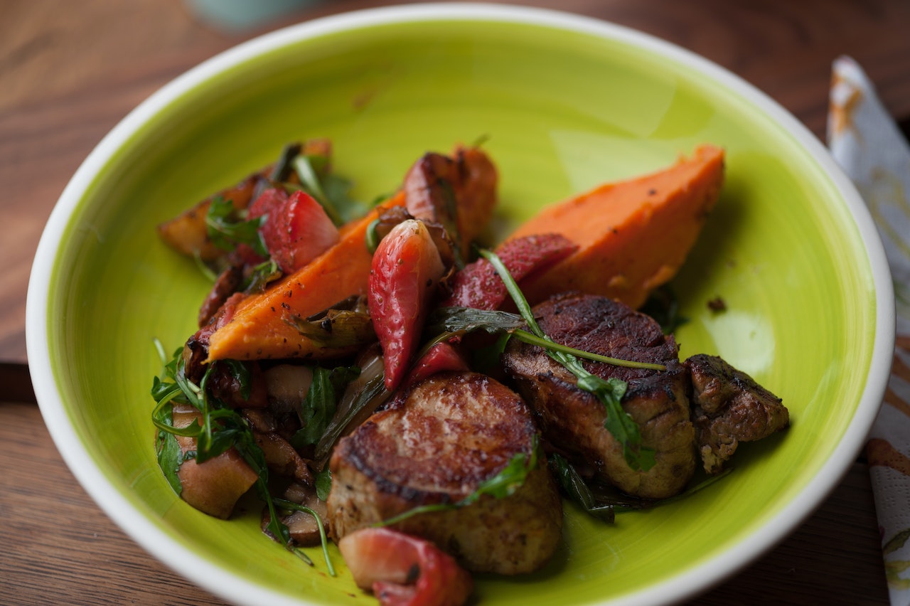 Cum să reduci consumul de carne fără a deveni vegetarian