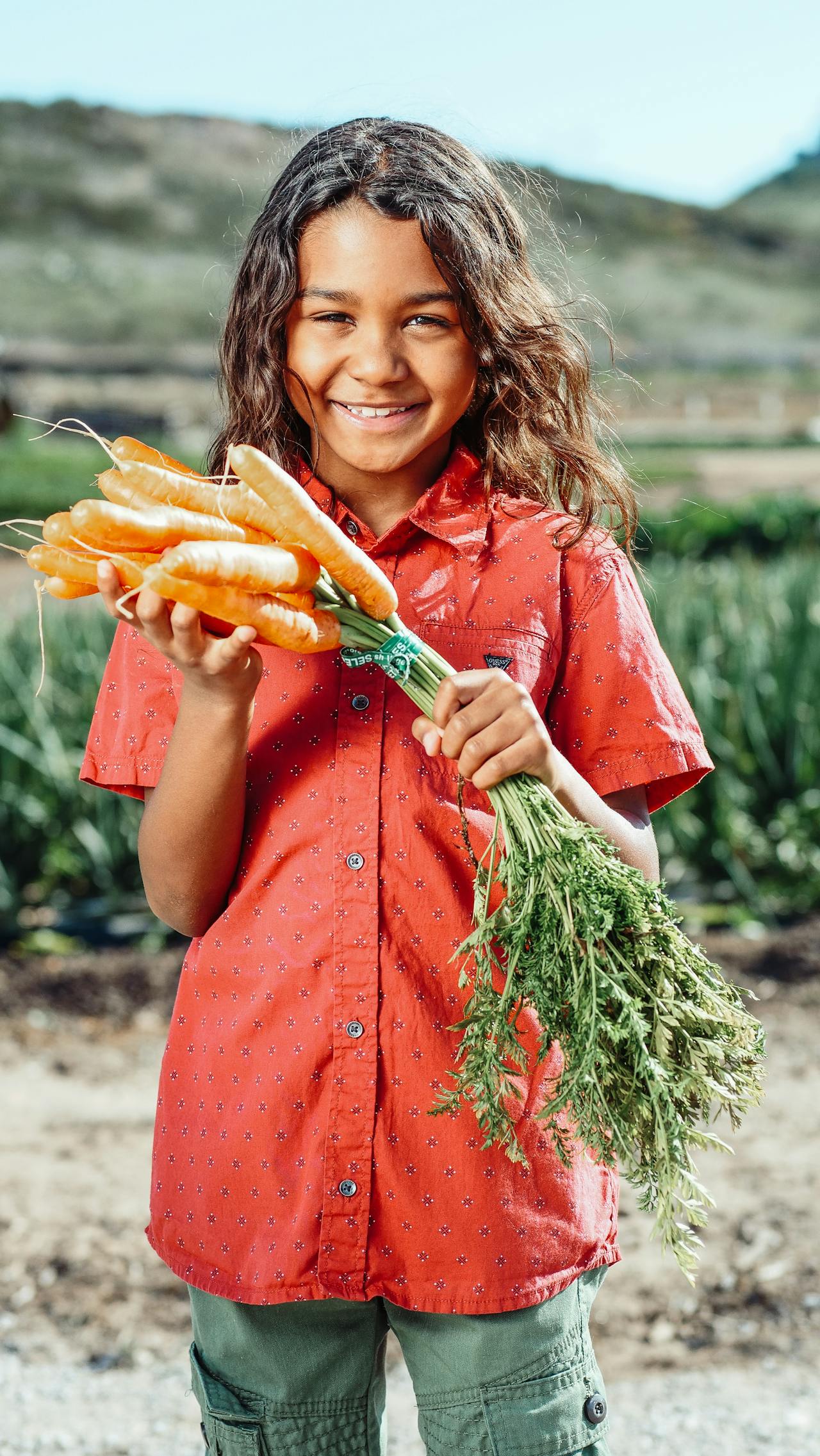 Legumele reprezintă o componentă esențială a unei diete echilibrate și sănătoase. Încărcate cu vitamine, minerale și fibre, aceste minuni naturale oferă beneficii incontestabile pentru sănătatea noastră. În acest articol, vom explora câteva dintre cele mai nutritive legume disponibile și vom dezvălui modalități creative și gustoase de a le integra în dieta ta zilnică. Spanacul - Verdeata Supremă a Sănătății Spanacul este regele verdețurilor atunci când vine vorba de aportul de nutrienți. Bogat în fier, calciu, vitamina A și vitamina C, spanacul întărește oasele, îmbunătățește vederea și sprijină sistemul imunitar. Pentru a-l savura în toată splendoarea sa, încercați să-l adăugați în salate proaspete sau să-l gătiți într-un delicios sos de spanac cu usturoi și smântână. Morcovii - Aurul Nutriției Morcovii sunt cunoscuți pentru conținutul lor ridicat de beta-caroten, care se transformă în vitamina A în organism. Această vitamină este esențială pentru sănătatea ochilor și a pielii. Morcovii pot fi consumați proaspeți, sub formă de batonase crocante sau în cadrul unui delicios piure îmbinat cu ghimbir și miere. Broccoli - Superstarul Antioxidant Broccoli este un aliment de bază în dieta sănătoasă datorită conținutului său bogat de antioxidanți, vitamina C și fibre. Consumul regulat de broccoli poate ajuta la reducerea riscului de boli de inimă și cancer. Încercați să-l gătiți la abur sau să-l prăjiți ușor, pentru a păstra toate proprietățile sale nutritive. Cartofii Dulci - Deliciul Plin de Nutrienți Contrar convingerilor populare, cartofii dulci sunt o sursă excelentă de carbohidrați complecși, fibre și vitamina A. Acești tuberculi delicioși pot fi pregătiți într-o varietate de moduri, de la simpla coacere în cuptor până la transformarea lor în chipsuri sănătoase de cartofi dulci. Roșiile - Energie și Prospețime într-o Bucată Roșiile sunt o sursă bogată de licopen, un antioxidant puternic asociat cu reducerea riscului de boli de inimă și cancer. Consumate crude în salate sau gătite într-o delicioasă supă de roșii, aceste fructe vibrante oferă un plus de prospețime și vitalitate oricărei mese. Concluzie: Încheiem călătoria noastră printre cele mai nutritive legume cu conștientizarea profundă a valorii pe care o aduc aceste comori naturale în menținerea sănătății noastre. Integrarea lor în dieta zilnică nu numai că ne îmbunătățește starea de sănătate, dar ne și incită simțurile cu aromele și texturile lor diverse. Așadar, nu ezitați să explorați și să vă bucurați de bogăția culinară oferită de legumele de sezon!