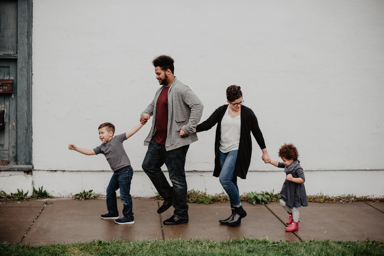 Cât cheltuie o familie cu 2 copii în România, pe lună, în 2025